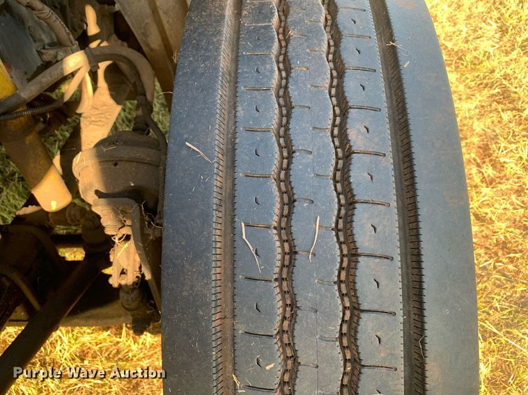 image for item JT9736 2005 Freightliner  Columbia  semi truck