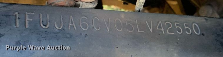 image for item JT9736 2005 Freightliner  Columbia  semi truck