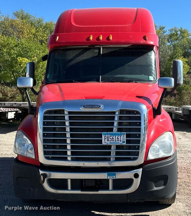 image for item LO9439 2014 Freightliner Cascadia semi truck