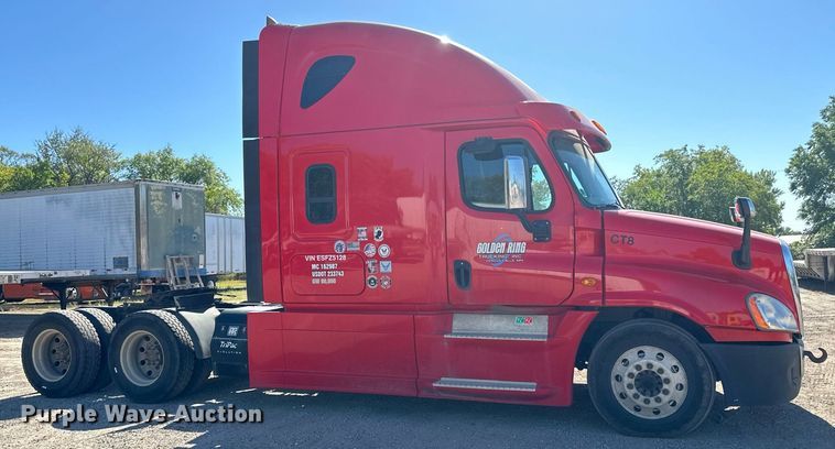 image for item LO9439 2014 Freightliner Cascadia semi truck