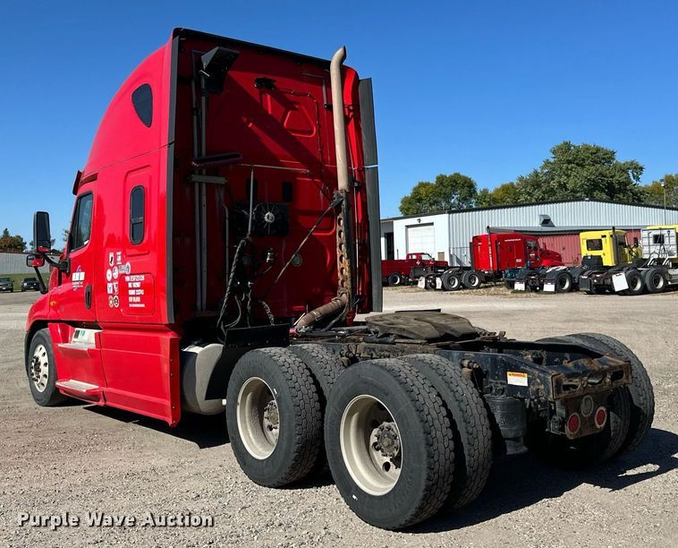 image for item LO9439 2014 Freightliner Cascadia semi truck