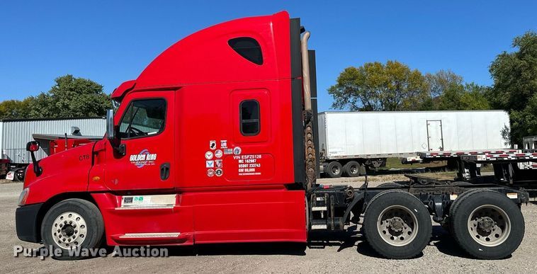 image for item LO9439 2014 Freightliner Cascadia semi truck