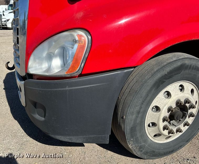 image for item LO9439 2014 Freightliner Cascadia semi truck