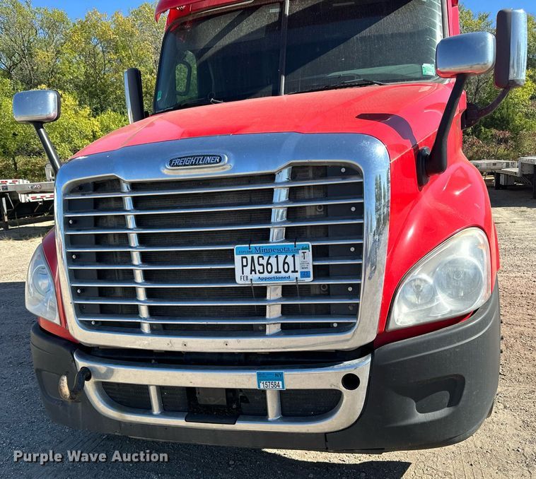 image for item LO9439 2014 Freightliner Cascadia semi truck