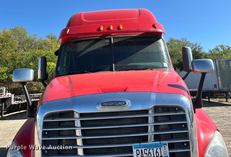 image for item LO9439 2014 Freightliner Cascadia semi truck