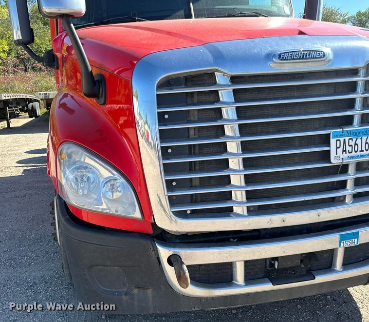 image for item LO9439 2014 Freightliner Cascadia semi truck