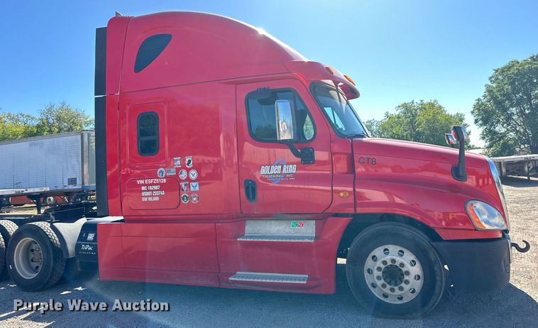 image for item LO9439 2014 Freightliner Cascadia semi truck