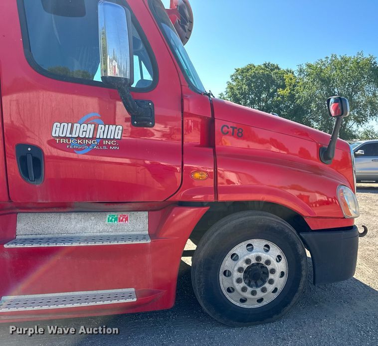 image for item LO9439 2014 Freightliner Cascadia semi truck