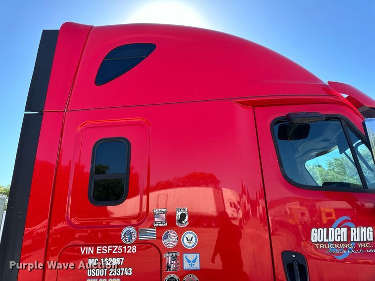 image for item LO9439 2014 Freightliner Cascadia semi truck