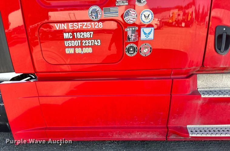 image for item LO9439 2014 Freightliner Cascadia semi truck