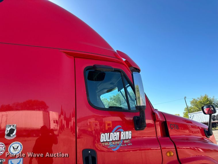 image for item LO9439 2014 Freightliner Cascadia semi truck