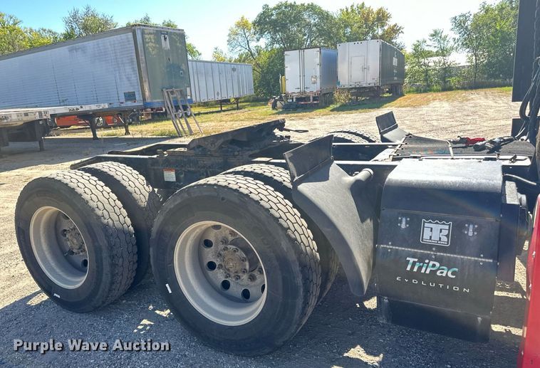 image for item LO9439 2014 Freightliner Cascadia semi truck