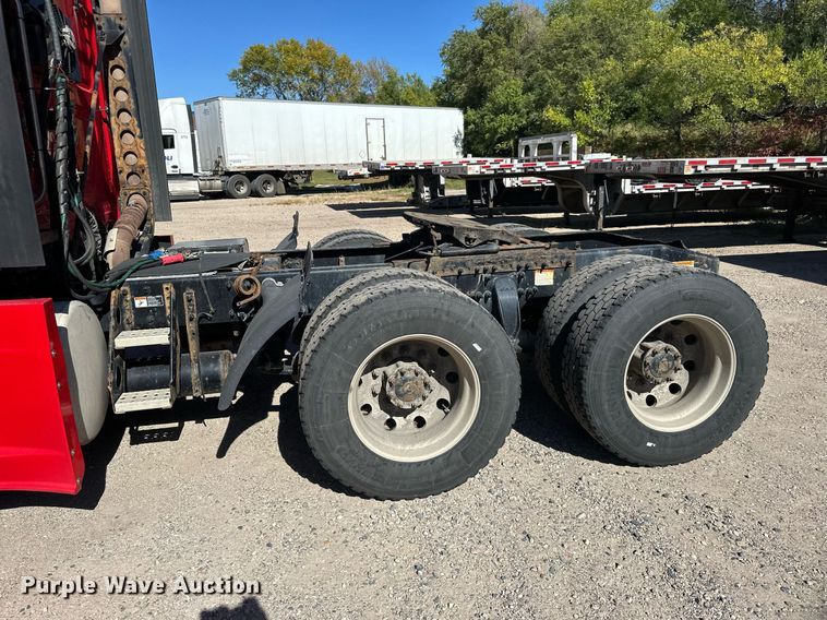 image for item LO9439 2014 Freightliner Cascadia semi truck