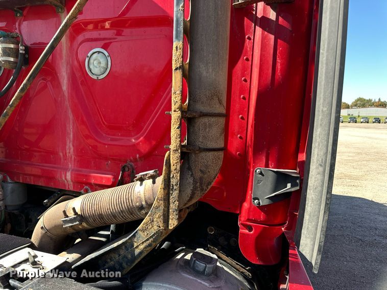 image for item LO9439 2014 Freightliner Cascadia semi truck