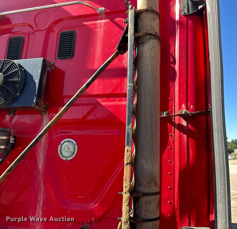 image for item LO9439 2014 Freightliner Cascadia semi truck