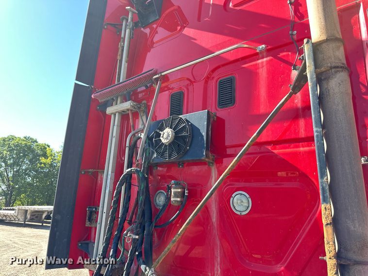 image for item LO9439 2014 Freightliner Cascadia semi truck