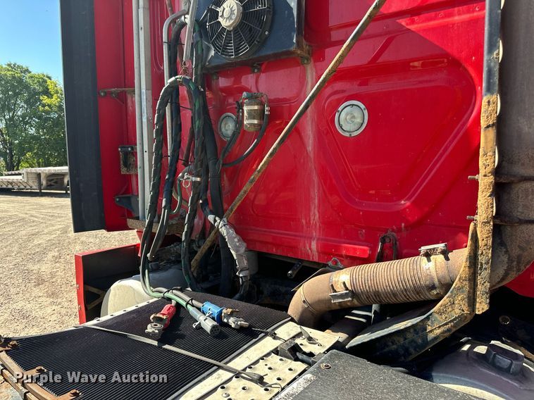 image for item LO9439 2014 Freightliner Cascadia semi truck