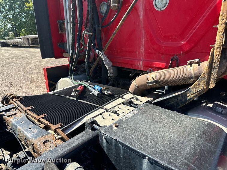 image for item LO9439 2014 Freightliner Cascadia semi truck