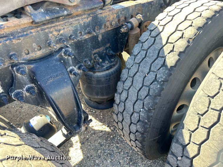 image for item LO9439 2014 Freightliner Cascadia semi truck