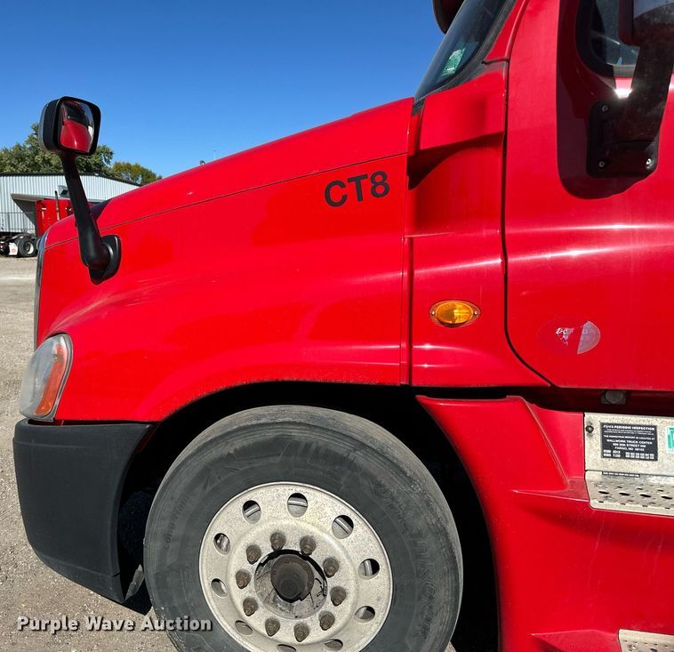 image for item LO9439 2014 Freightliner Cascadia semi truck