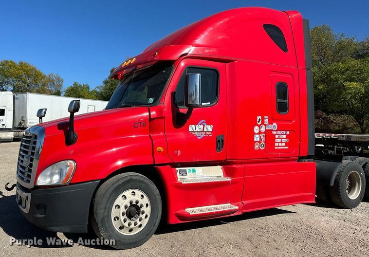 image for item LO9439 2014 Freightliner Cascadia semi truck