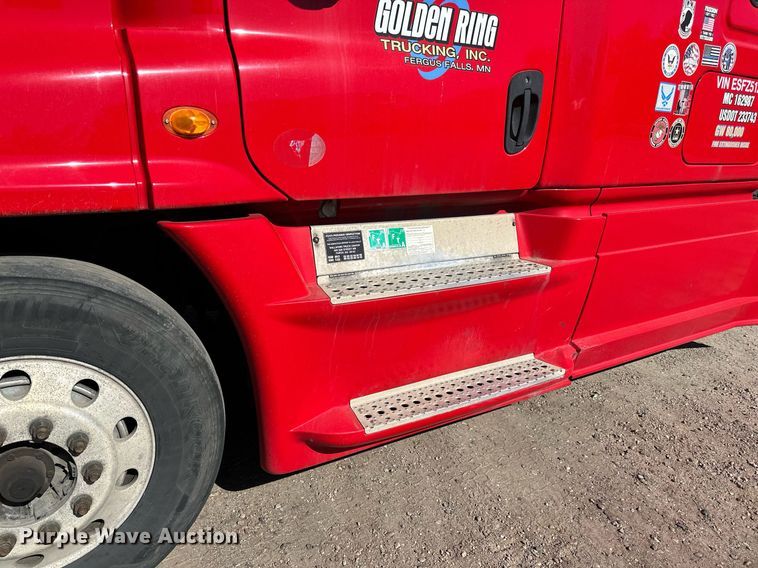 image for item LO9439 2014 Freightliner Cascadia semi truck