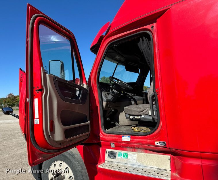 image for item LO9439 2014 Freightliner Cascadia semi truck