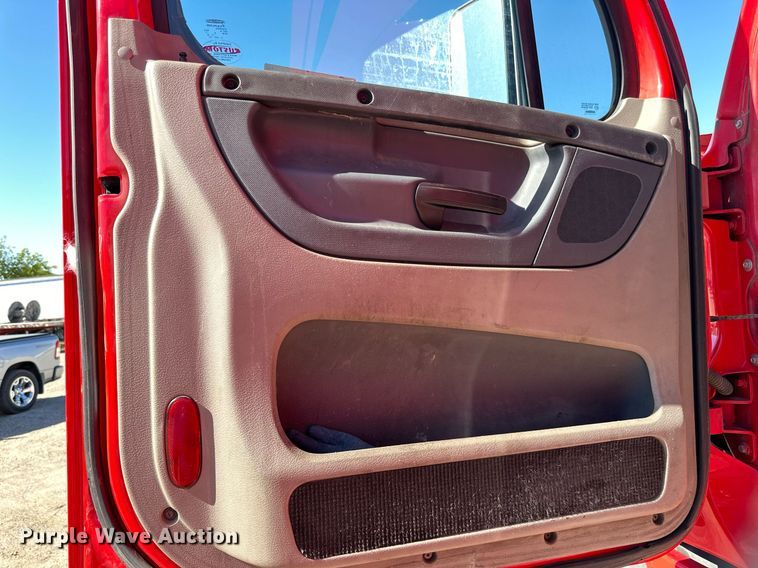 image for item LO9439 2014 Freightliner Cascadia semi truck