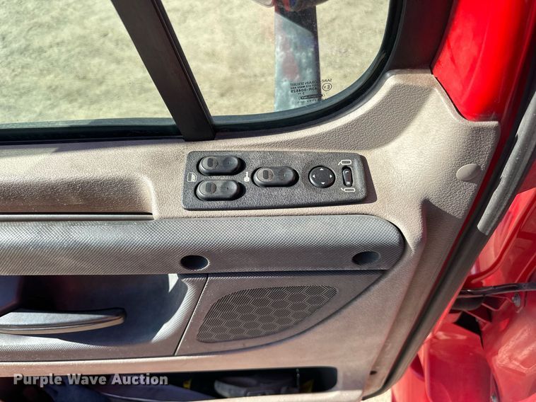 image for item LO9439 2014 Freightliner Cascadia semi truck