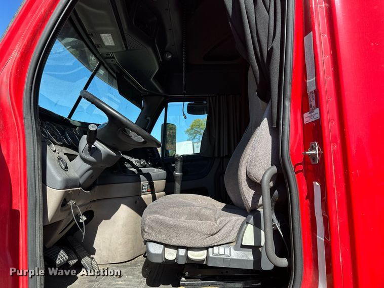 image for item LO9439 2014 Freightliner Cascadia semi truck