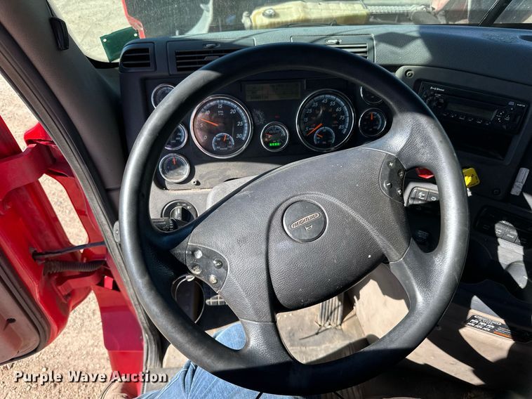 image for item LO9439 2014 Freightliner Cascadia semi truck