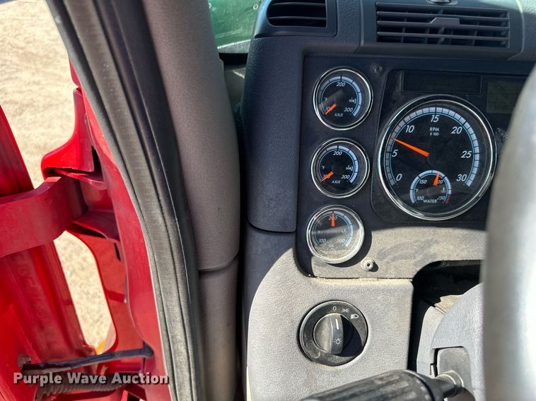 image for item LO9439 2014 Freightliner Cascadia semi truck