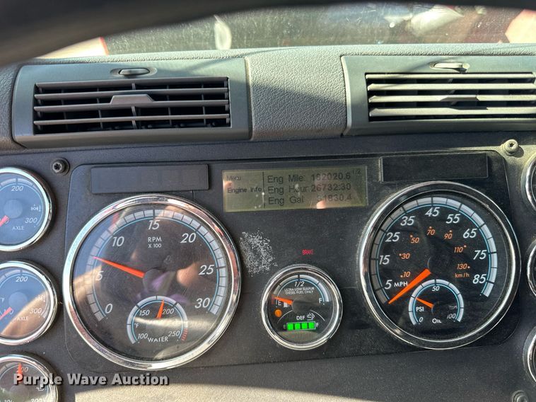 image for item LO9439 2014 Freightliner Cascadia semi truck