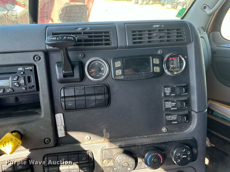 image for item LO9439 2014 Freightliner Cascadia semi truck