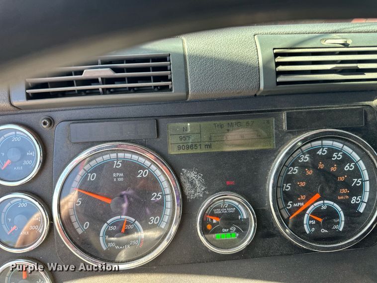 image for item LO9439 2014 Freightliner Cascadia semi truck