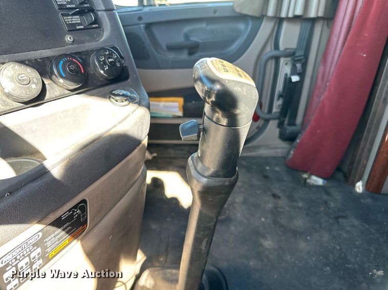 image for item LO9439 2014 Freightliner Cascadia semi truck