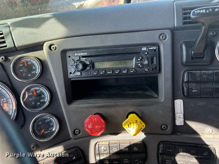 image for item LO9439 2014 Freightliner Cascadia semi truck