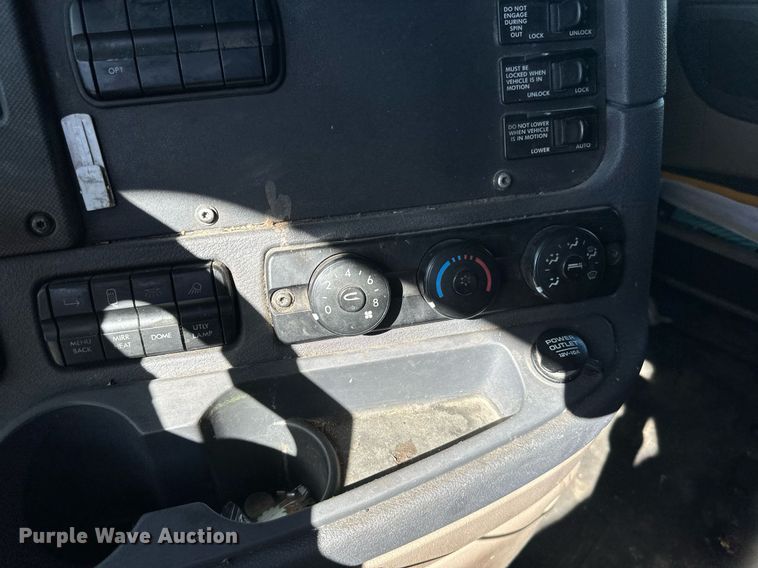 image for item LO9439 2014 Freightliner Cascadia semi truck