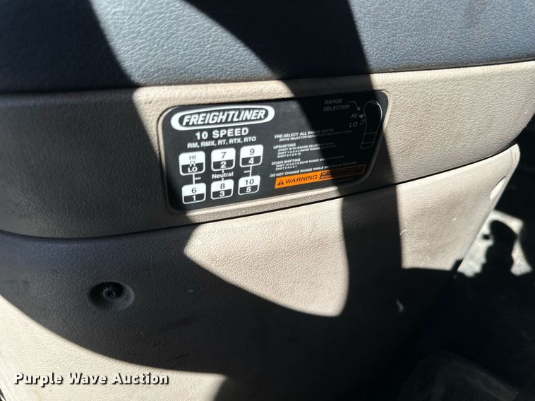 image for item LO9439 2014 Freightliner Cascadia semi truck