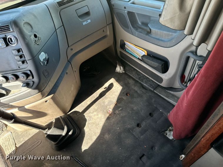 image for item LO9439 2014 Freightliner Cascadia semi truck