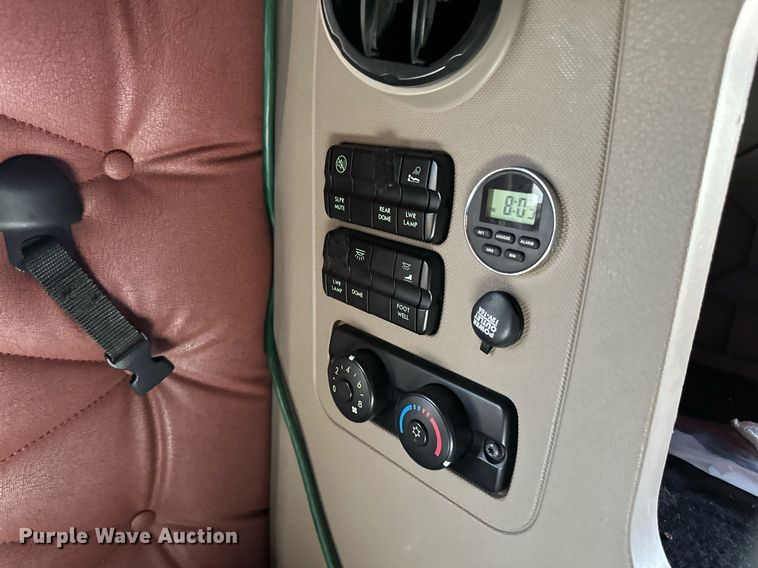 image for item LO9439 2014 Freightliner Cascadia semi truck