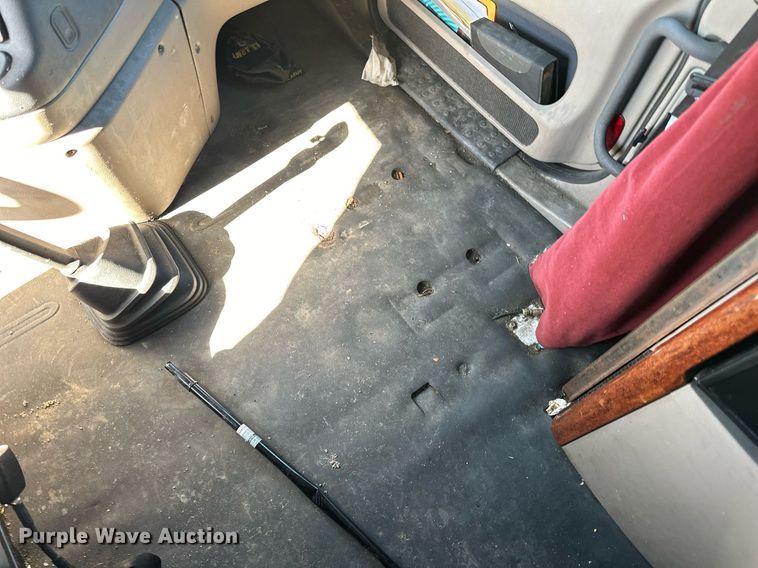 image for item LO9439 2014 Freightliner Cascadia semi truck