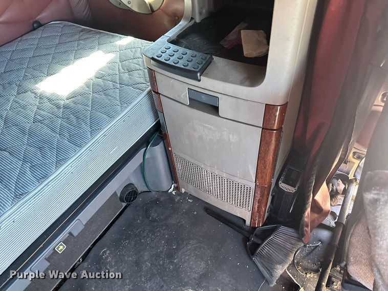 image for item LO9439 2014 Freightliner Cascadia semi truck