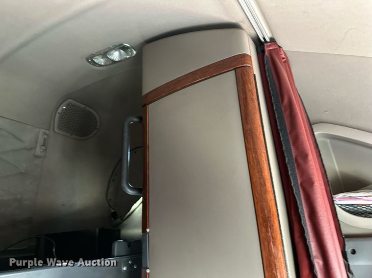 image for item LO9439 2014 Freightliner Cascadia semi truck