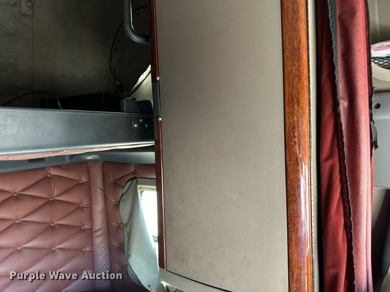 image for item LO9439 2014 Freightliner Cascadia semi truck