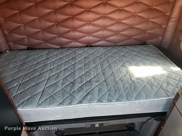 image for item LO9439 2014 Freightliner Cascadia semi truck