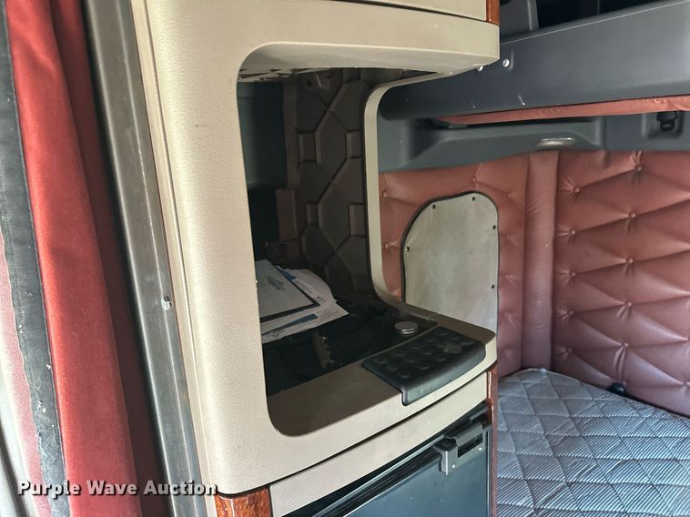 image for item LO9439 2014 Freightliner Cascadia semi truck