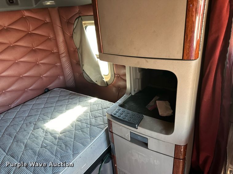 image for item LO9439 2014 Freightliner Cascadia semi truck