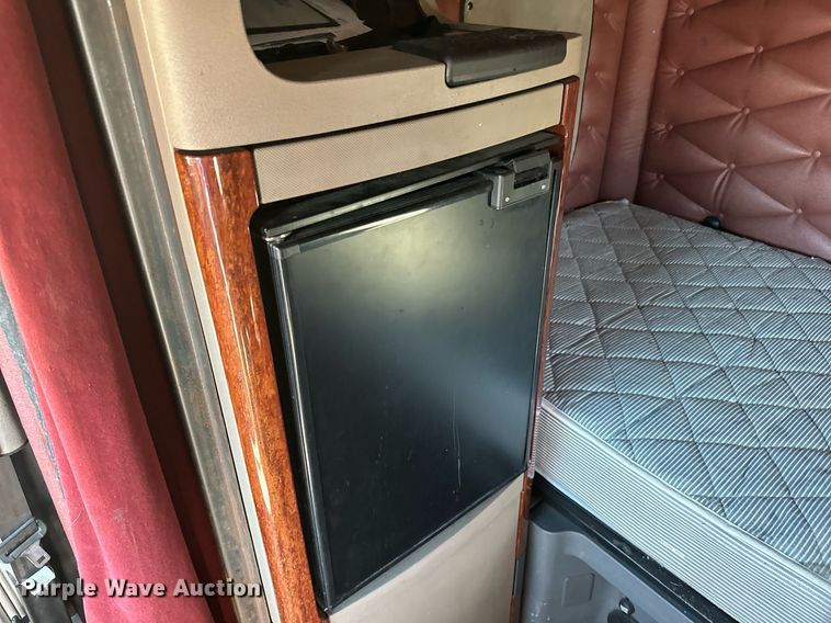 image for item LO9439 2014 Freightliner Cascadia semi truck