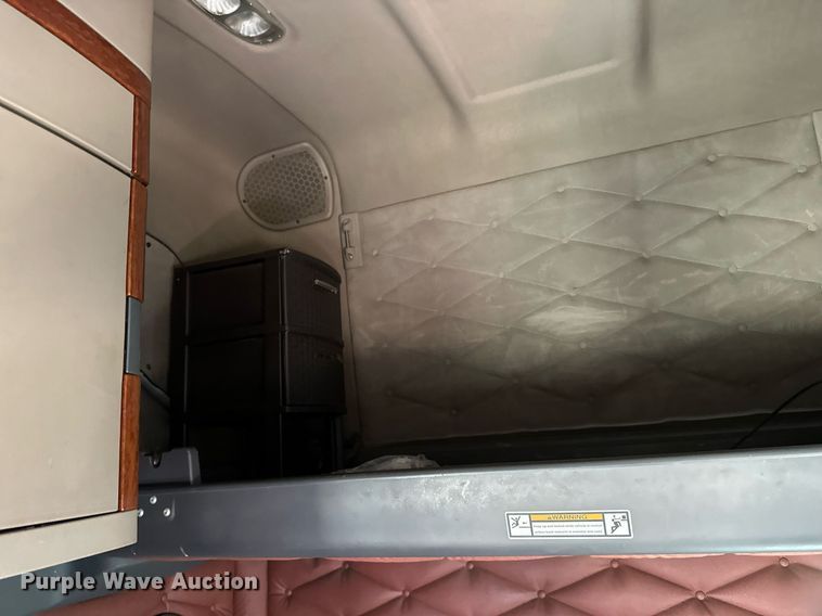 image for item LO9439 2014 Freightliner Cascadia semi truck